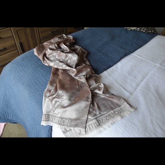 Beige scarf - Picture 2 of 3